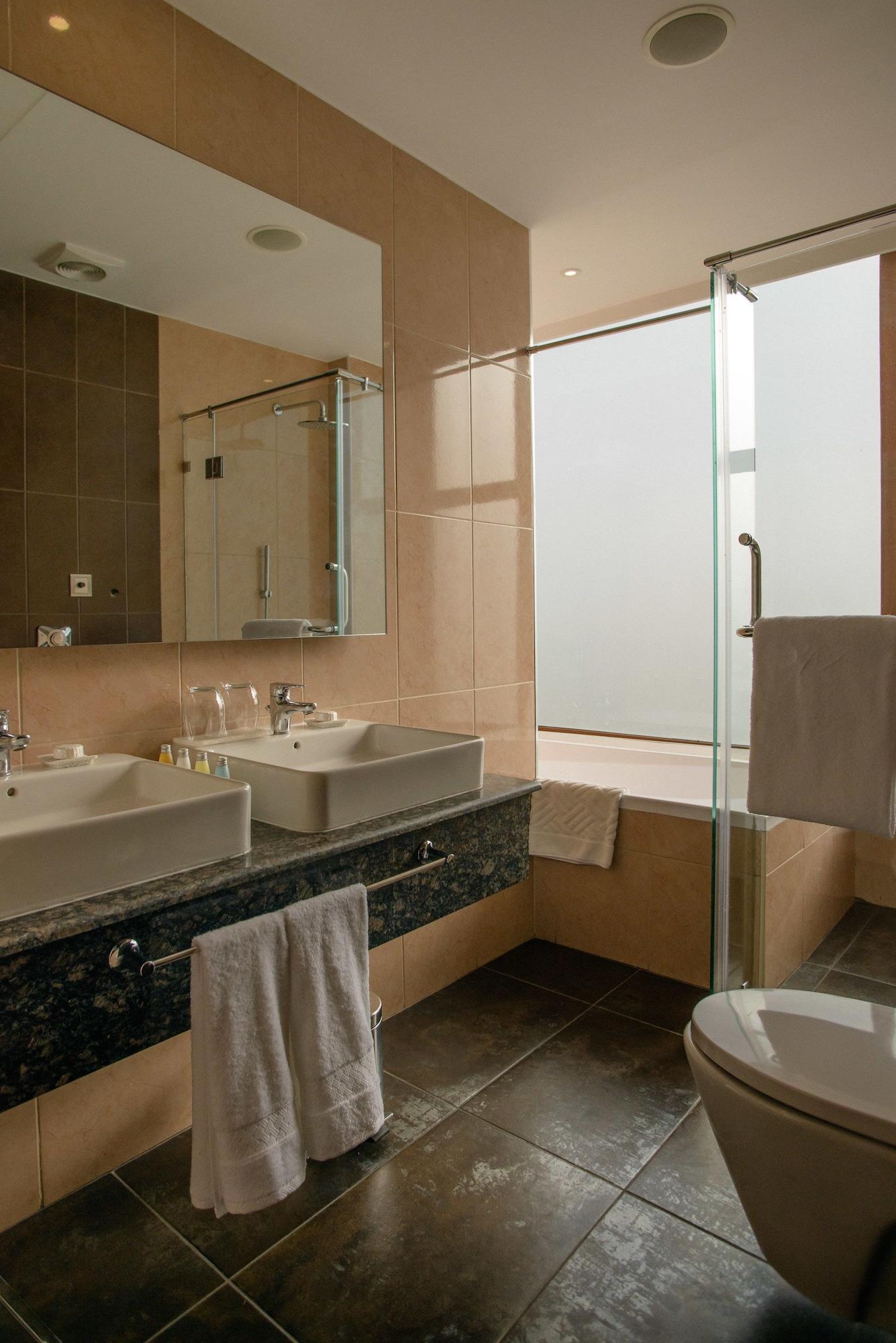 The Concord Hotel & Suites Nairobi Eksteriør bilde A bathroom with a shower enclosure